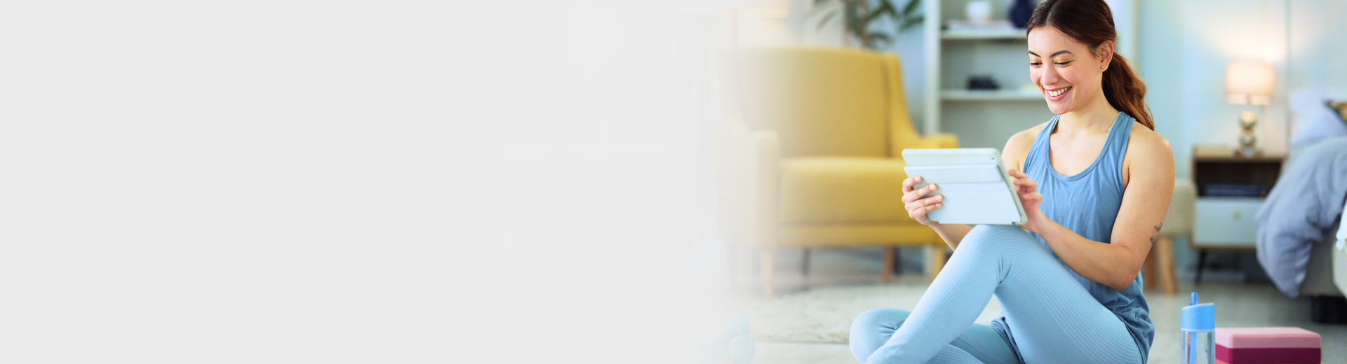 Zufriedene Frau in einer gesetzlichen Krankenkasse macht Yoga.